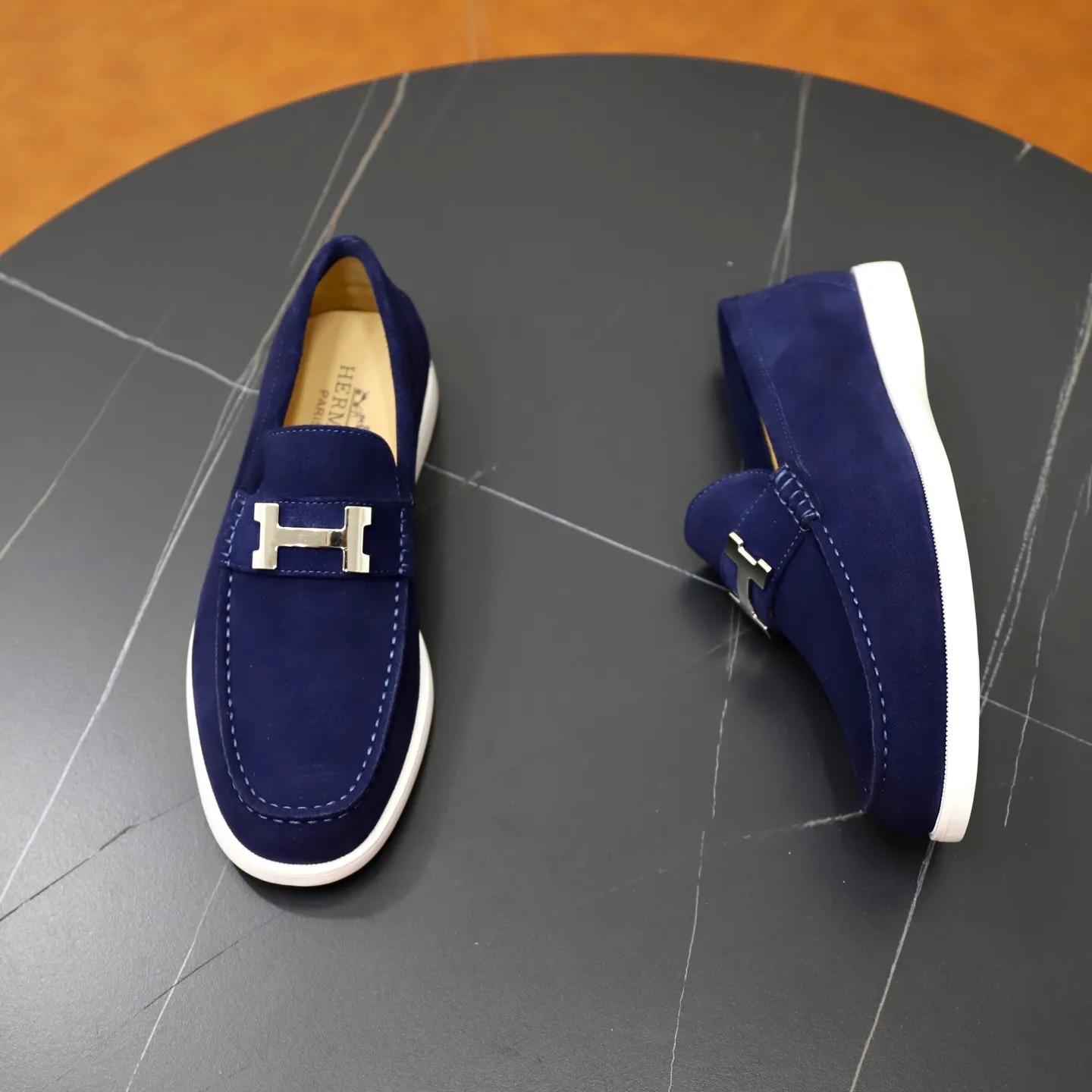 Ex-factory price: 540💰Hermès/Hermès slip-on men's shoes. This shoe is made of imported cow suede leather, with simple and smooth lines, and a 3CM rubber foam ultra-light sole combined with aerodynamic design! Youthful and fashionable, H button decoration, contrasting leather embellishment on the heel, calf lining to gently wrap your feet, with embossed logo cowhide feet, leather rock strips, casual and urban style, highlighting youthful vitality, sports and leisure version, super versatile Size number: 38-39-40-41-42-43-44 Standard leather shoe size (45 can be customized but does not support returns)